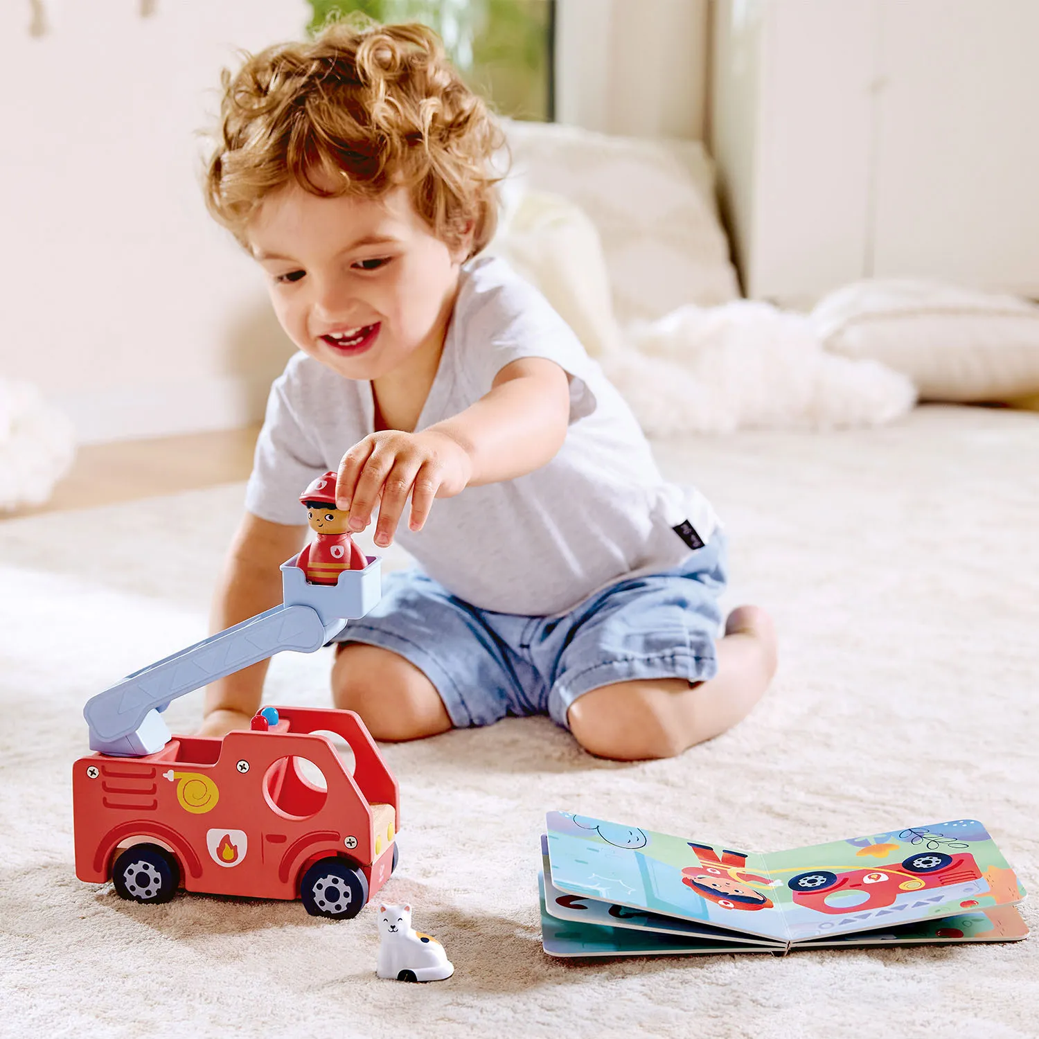 Набор игровой HAPE «Пожарная машина» (детская иллюстрированная книга Hape Land) E3440_HP