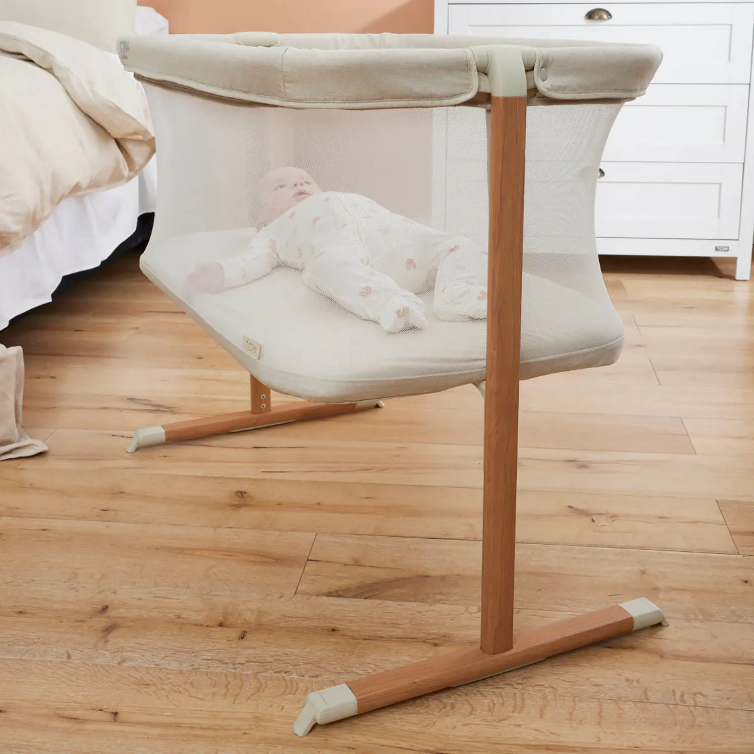 Колыбель Tutti Bambini ZiZee Scandinavian Walnut and Ecru 211204/7508 с колесами Витрина