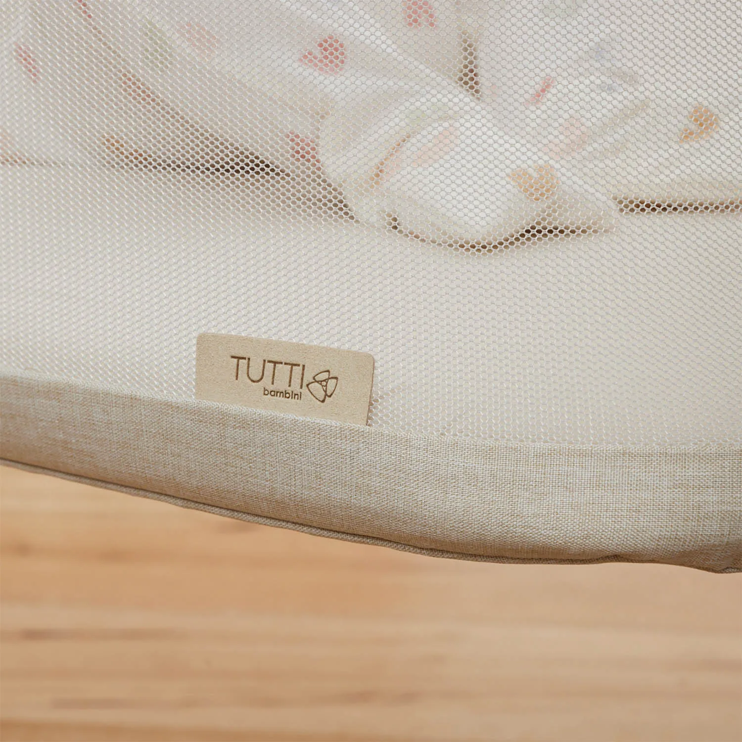 Колыбель Tutti Bambini ZiZee Scandinavian Walnut and Ecru 211204/7508 с колесами Витрина
