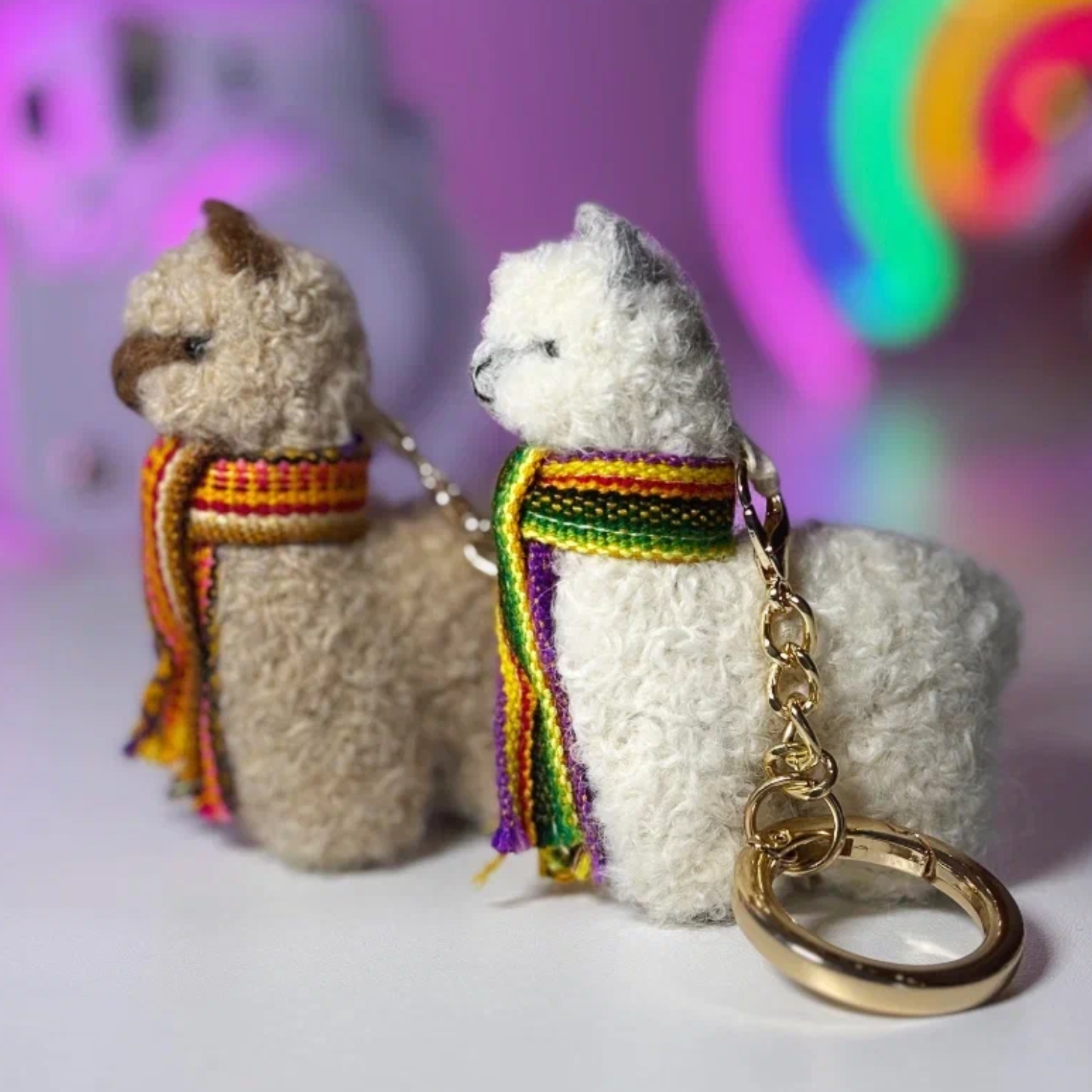 Брелок вязаный ЛеРаРу альпачонок Саами в шарфике лликкла
